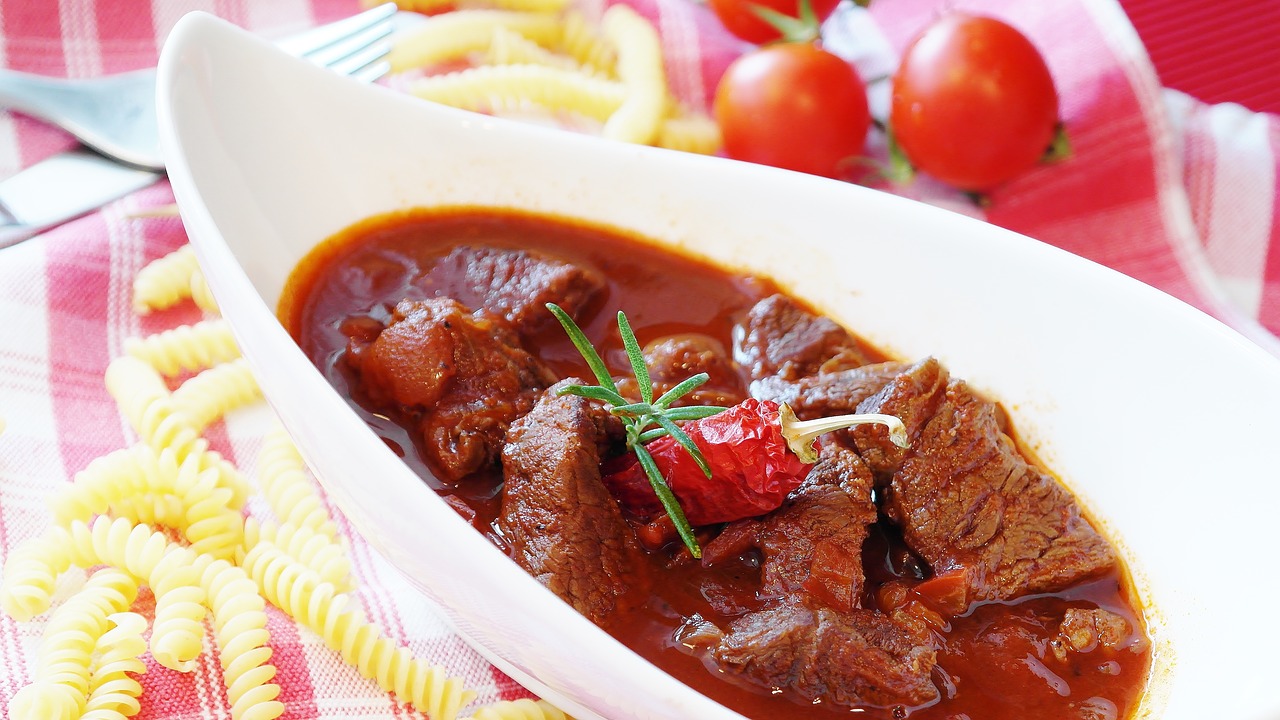 Image - goulash meat beef court