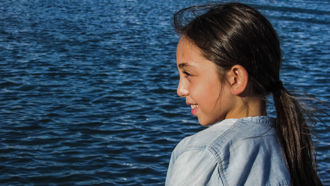 Image - girl looking sea kid child