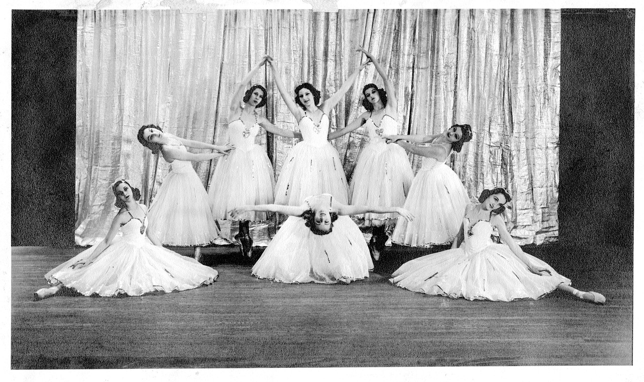 Image - vintage ballet studio ballerinas