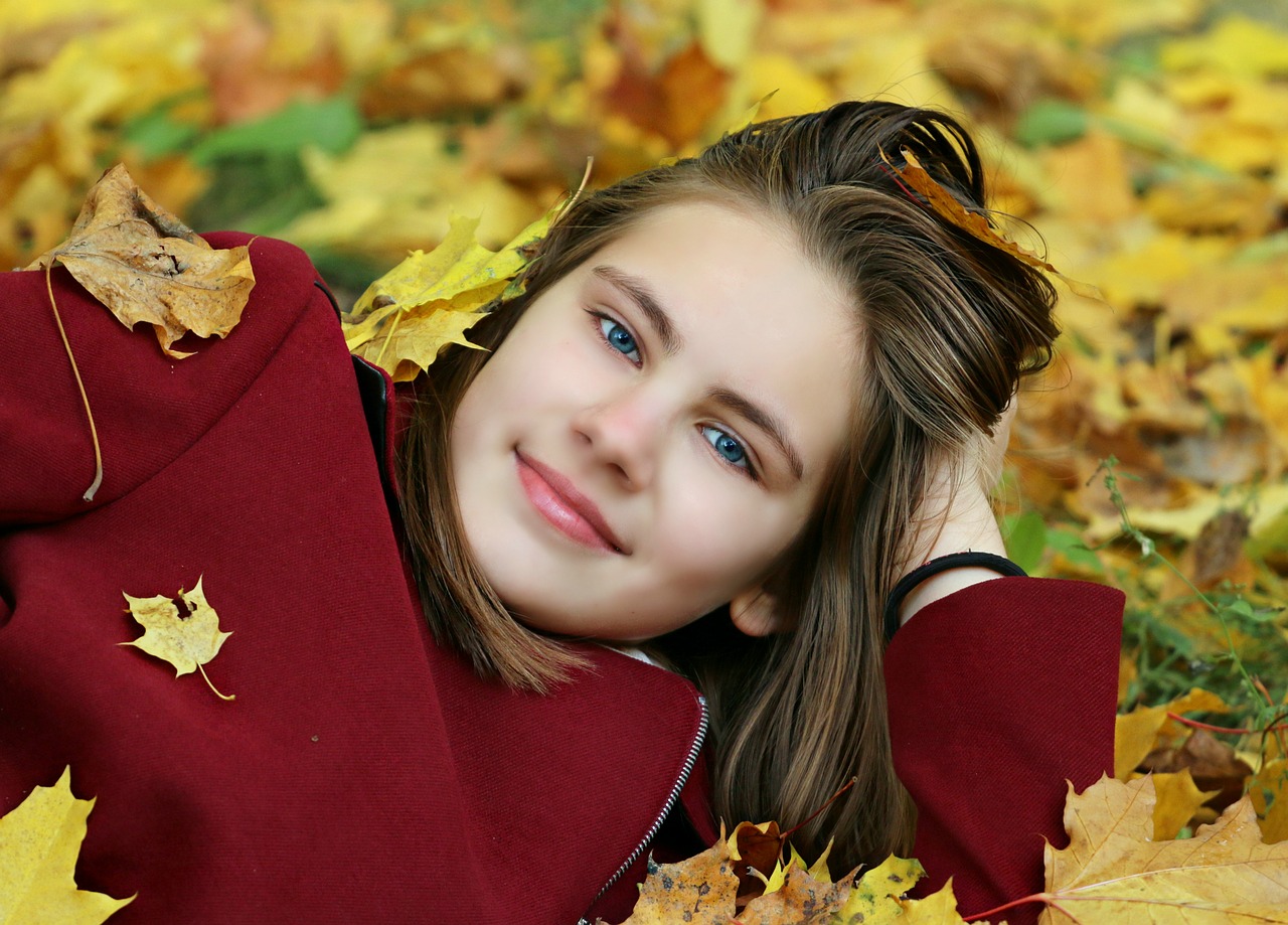 Image - autumn girl leaves smile eyes lie
