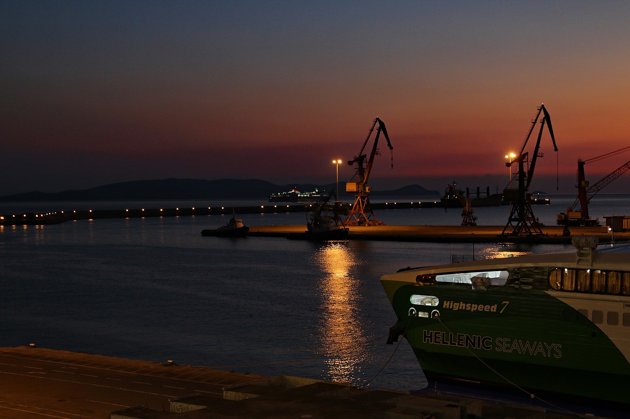 Image - port crete heraklion cranes