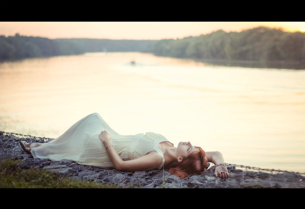 Image - baby doll girl lies by the water
