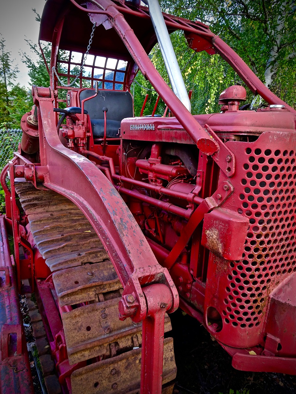 Image - caterpillar tractor red machinery