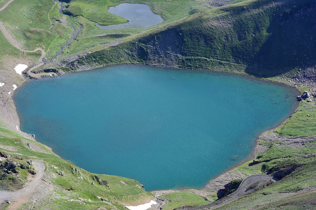 Image - lake mountain pyrénées
