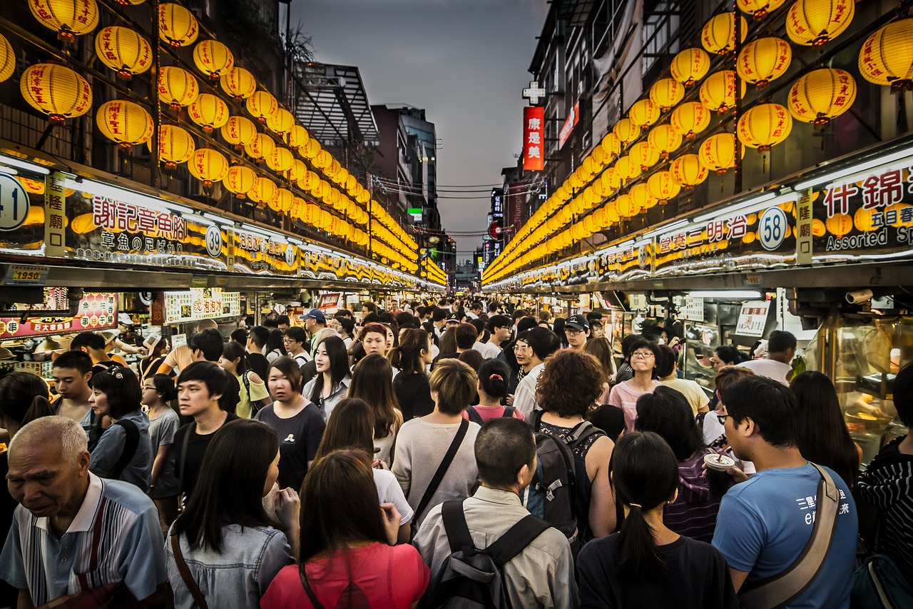 Image - night market crowd seafood taiwan