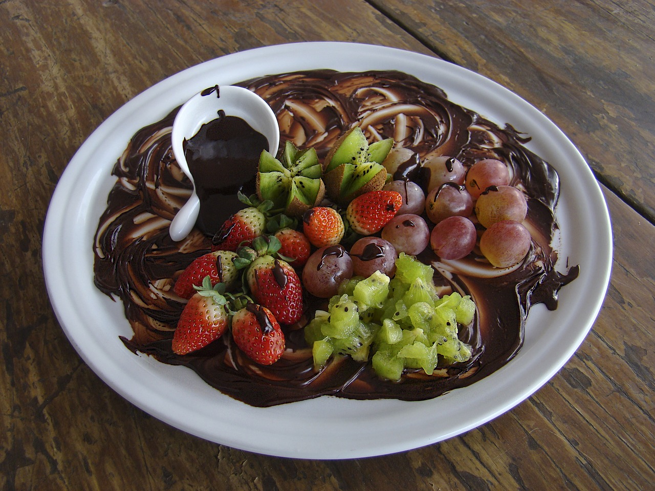 Image - chocolate grapes strawberry dessert