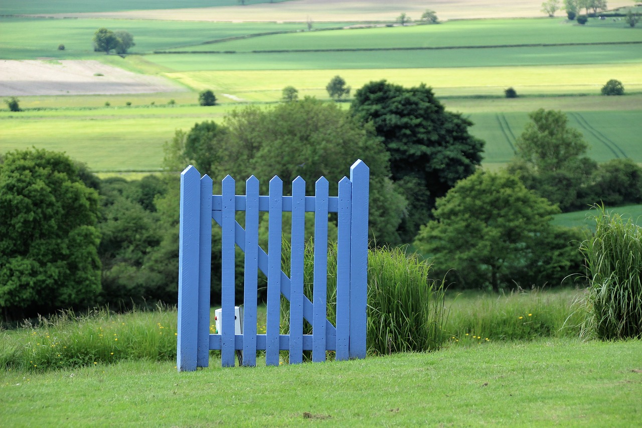 Image - blue gate english countryside