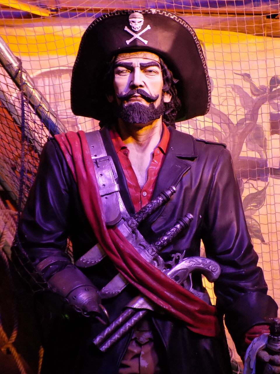 Image - pirate statue corsair captain