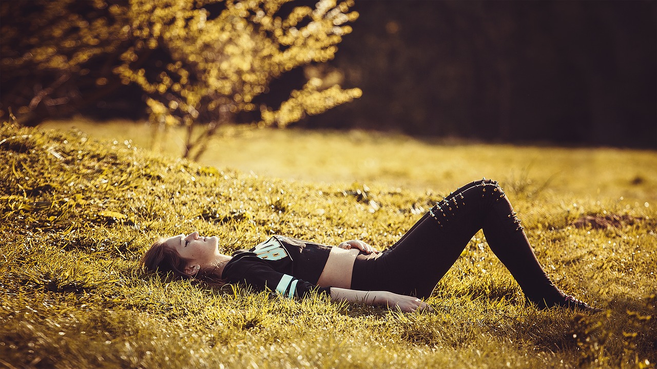 Image - girl lying on the grass freedom