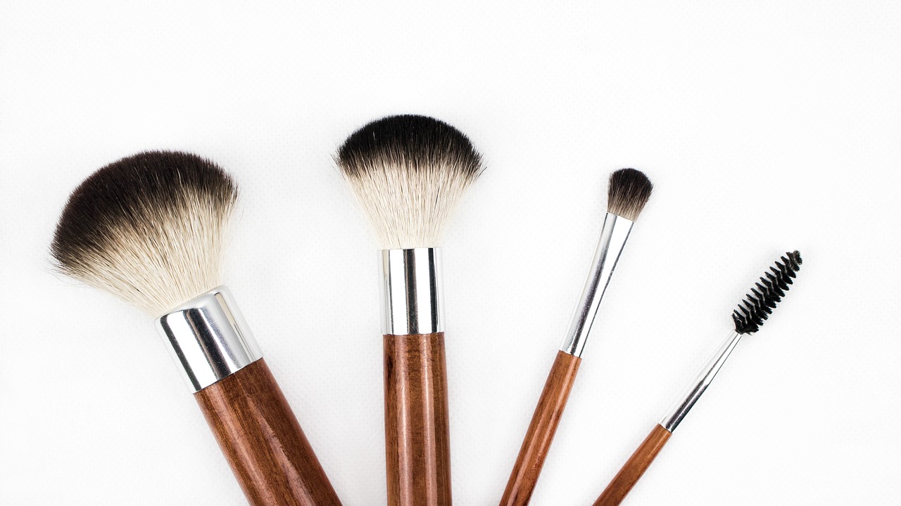 Image - makeup brush brush cosmetics makeup