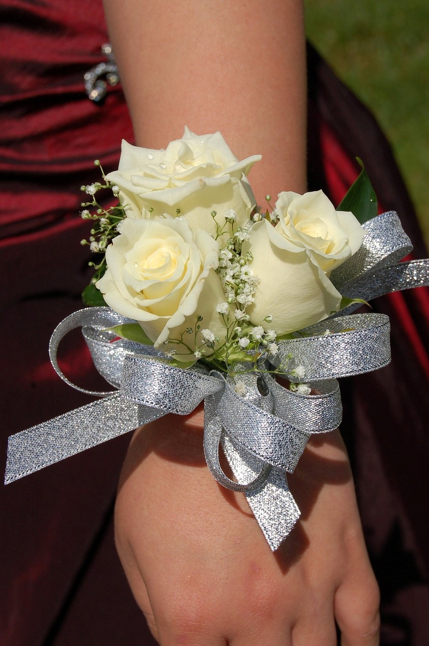 Image - white roses roses grad corsage