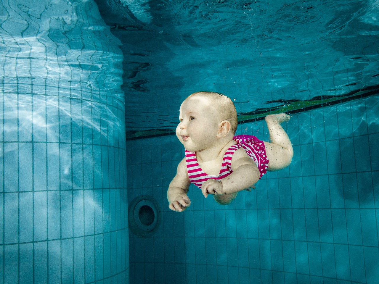 Image - baby swimming underwater family