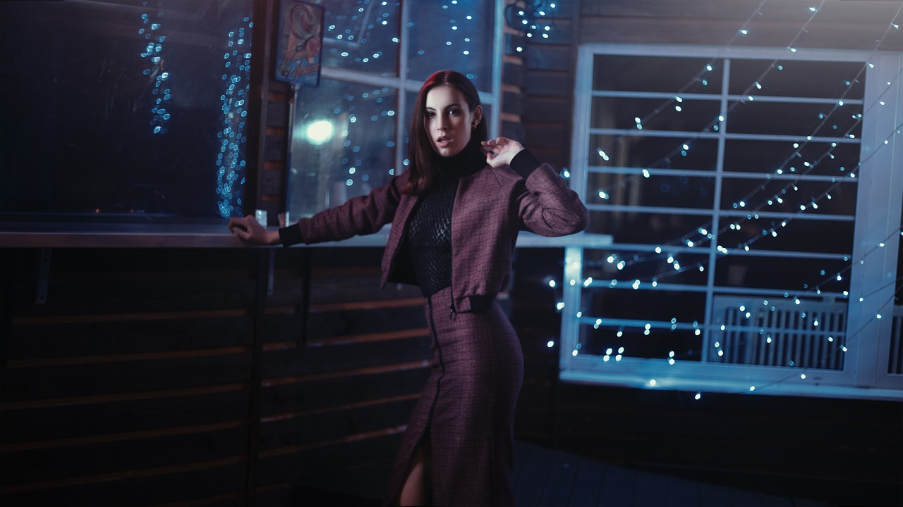 Image - photoshoot night girl moscow