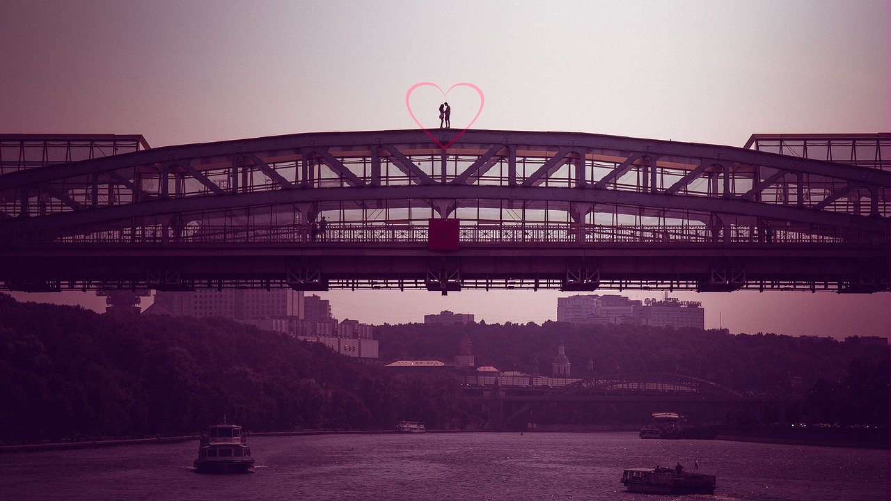 Image - in love on the bridge moscow love