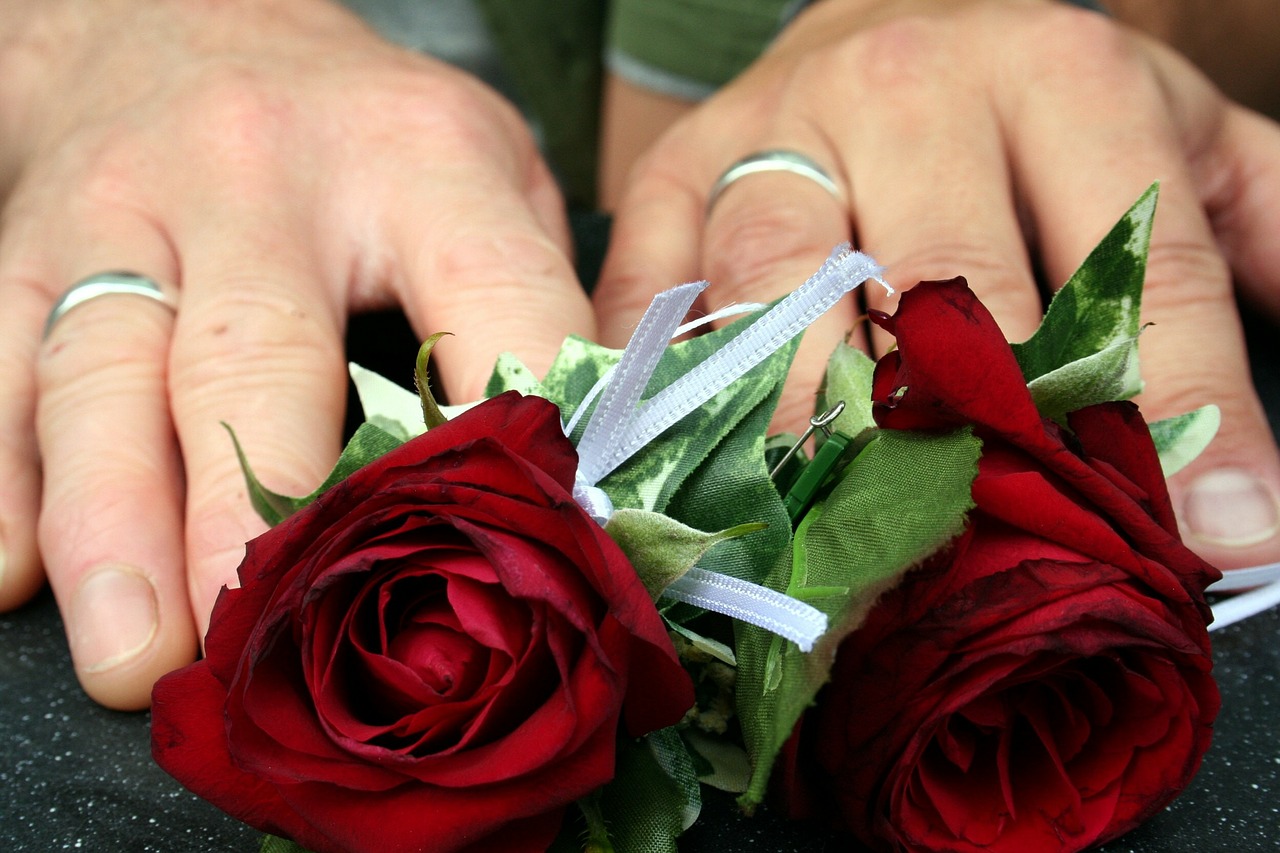 Image - wedding roses rings hands love