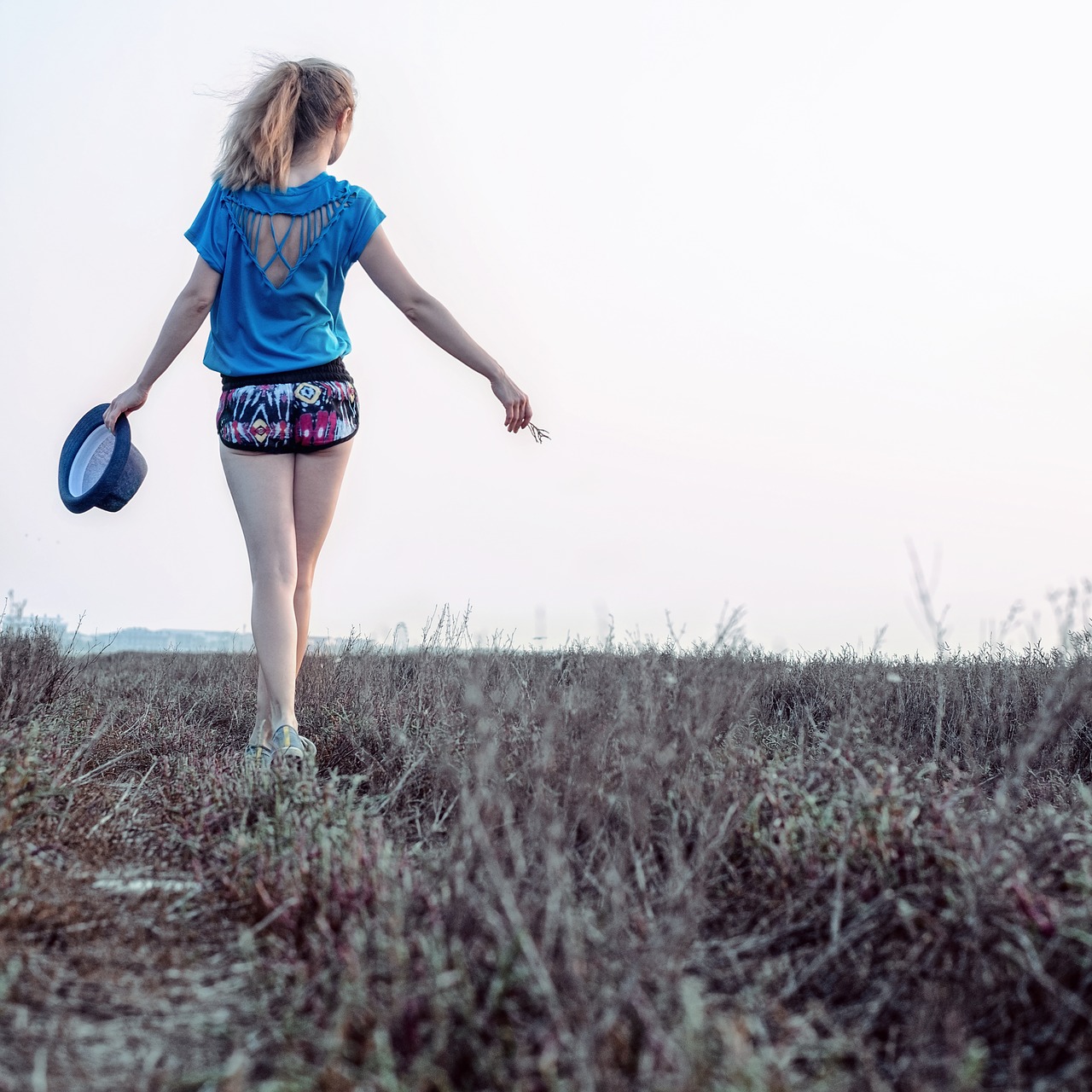 Image - summer girl gait hat grass