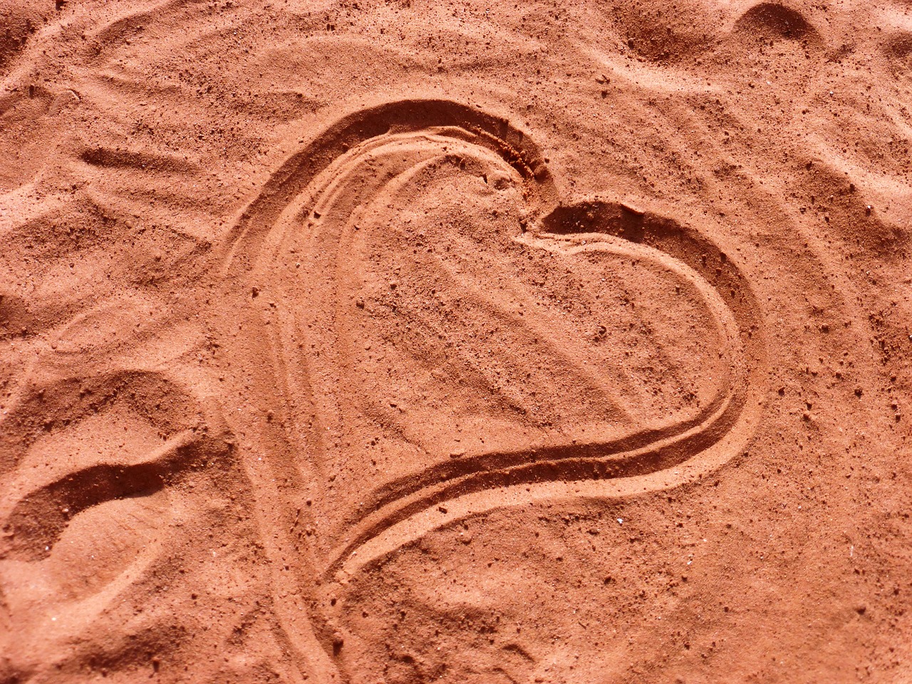 Image - tracks in the sand heart shape love