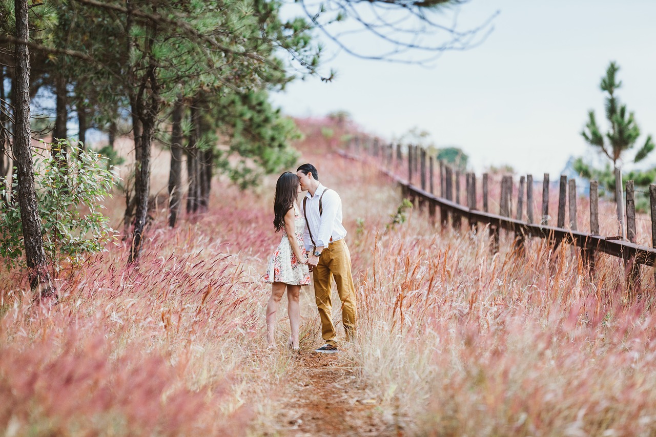 Image - couple kissing marriage retro