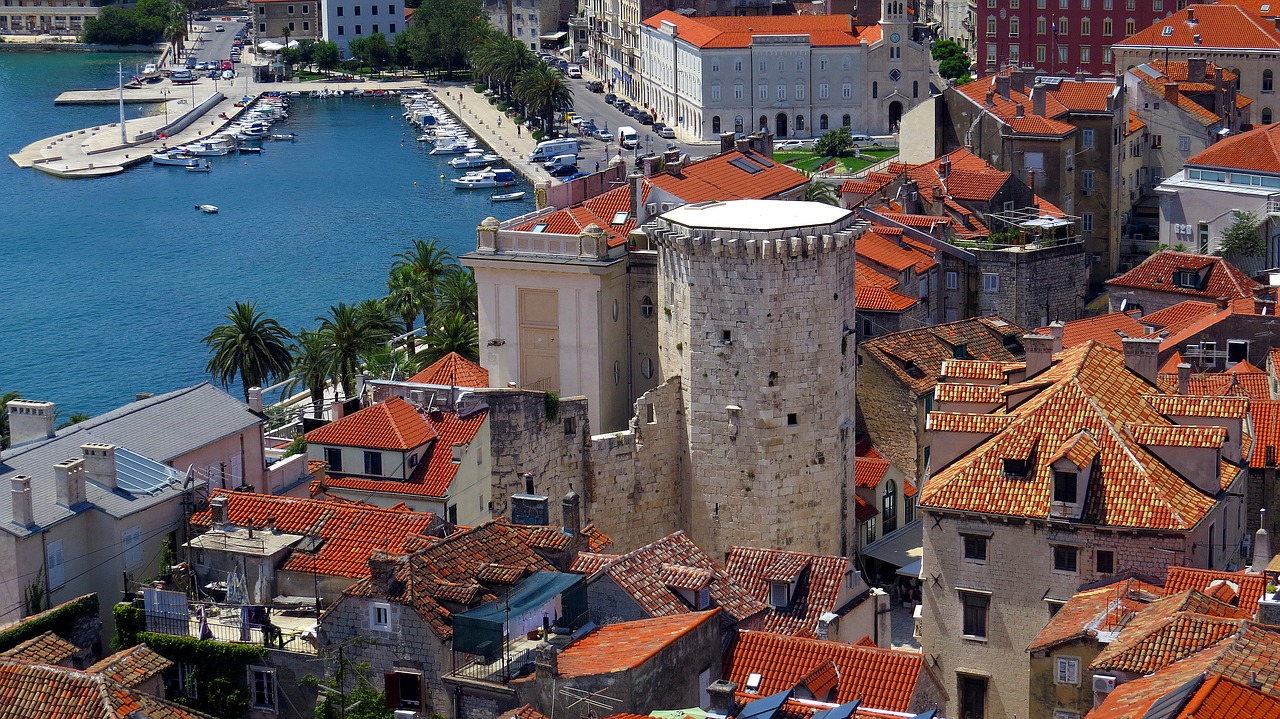 Image - city the roofs panorama