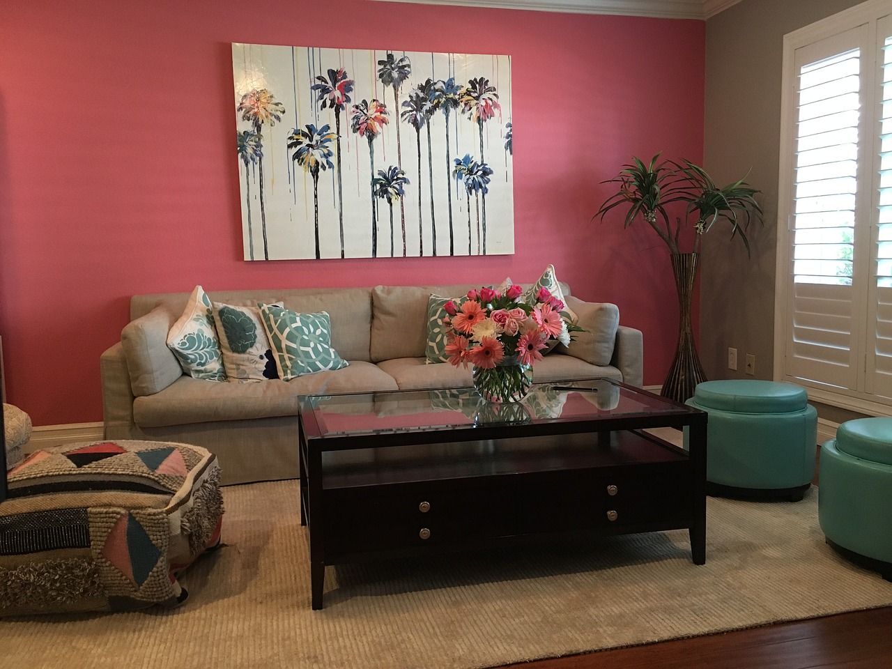 Image - pink wall living room modern pink