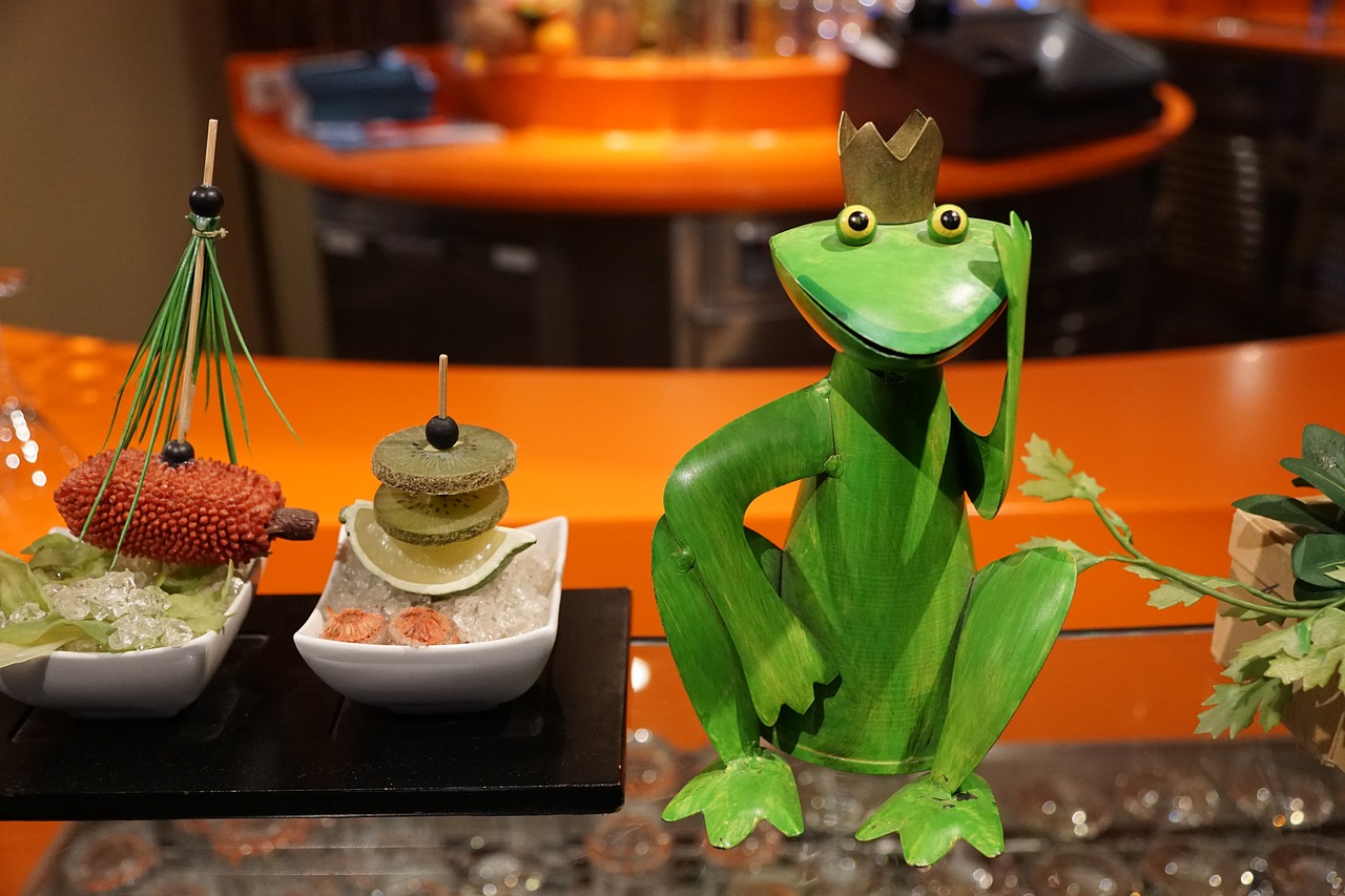 Image - frog king green figure