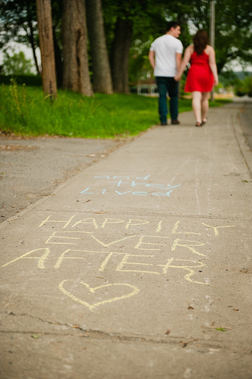 Image - chalk sidewalk couple