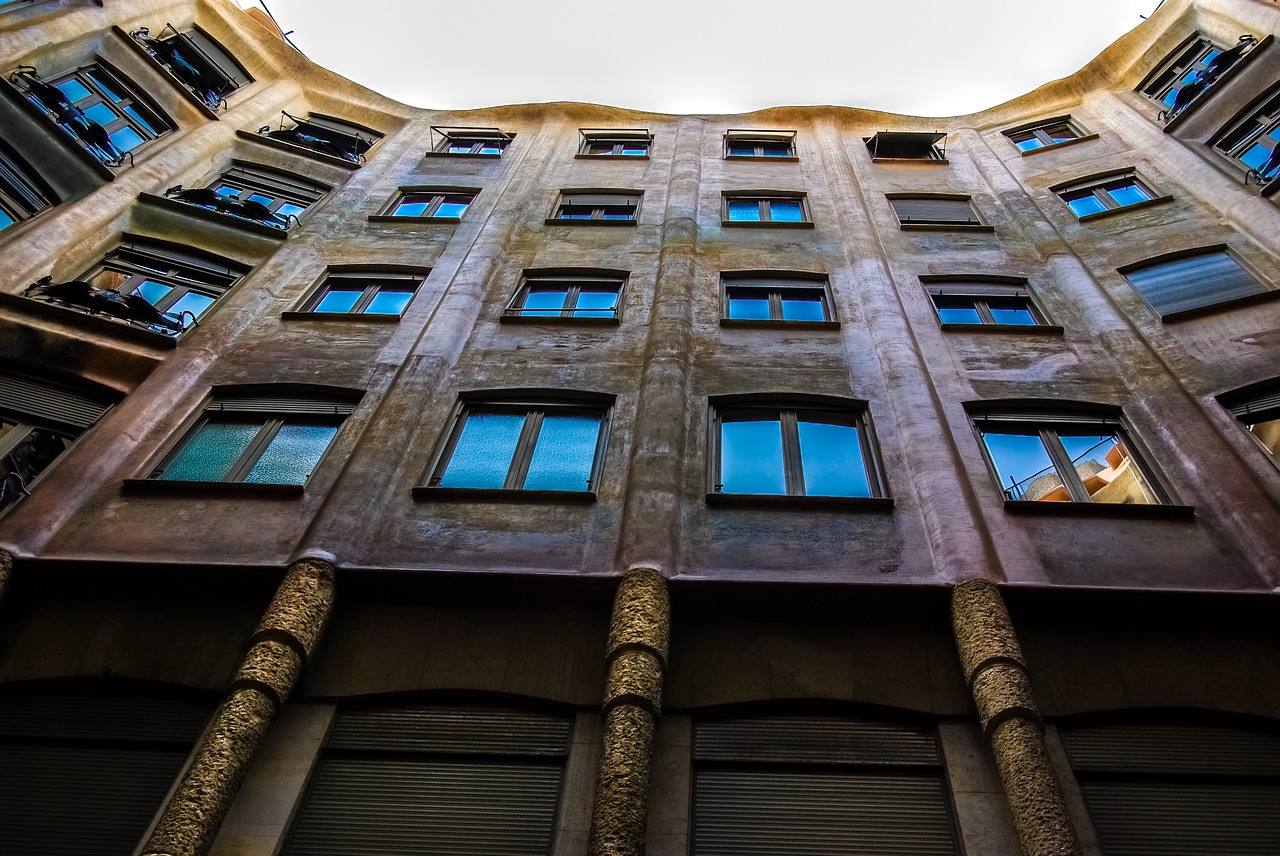 Image - barcelona building gaudi