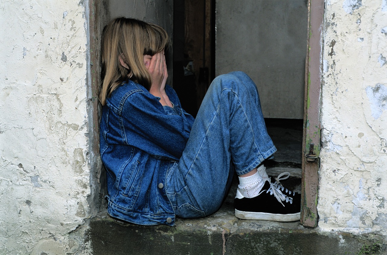 Image - child sitting jeans in the door cry