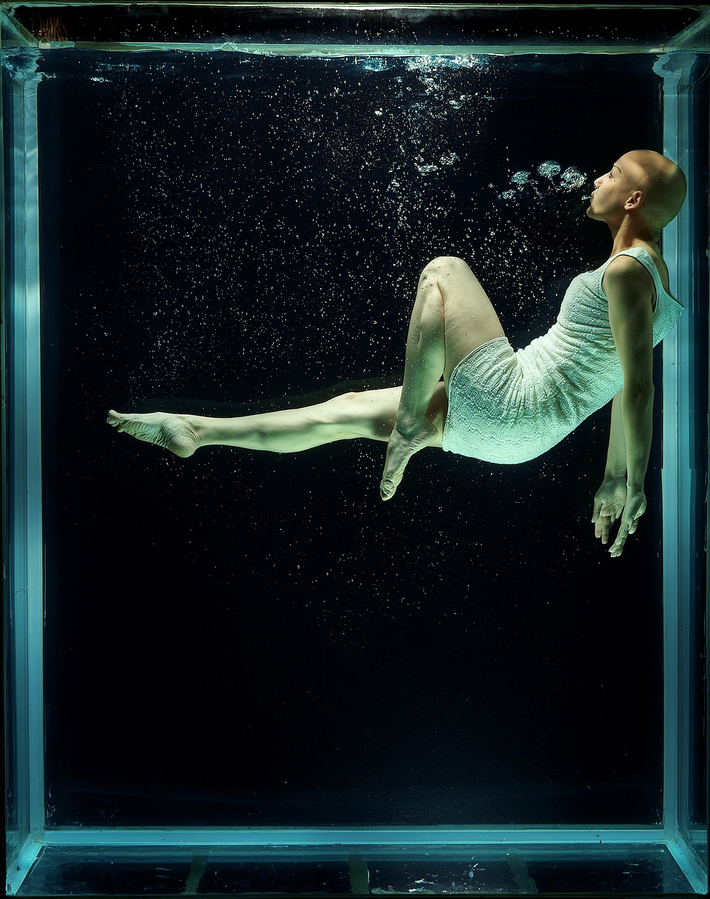 Image - under water fashion woman increased