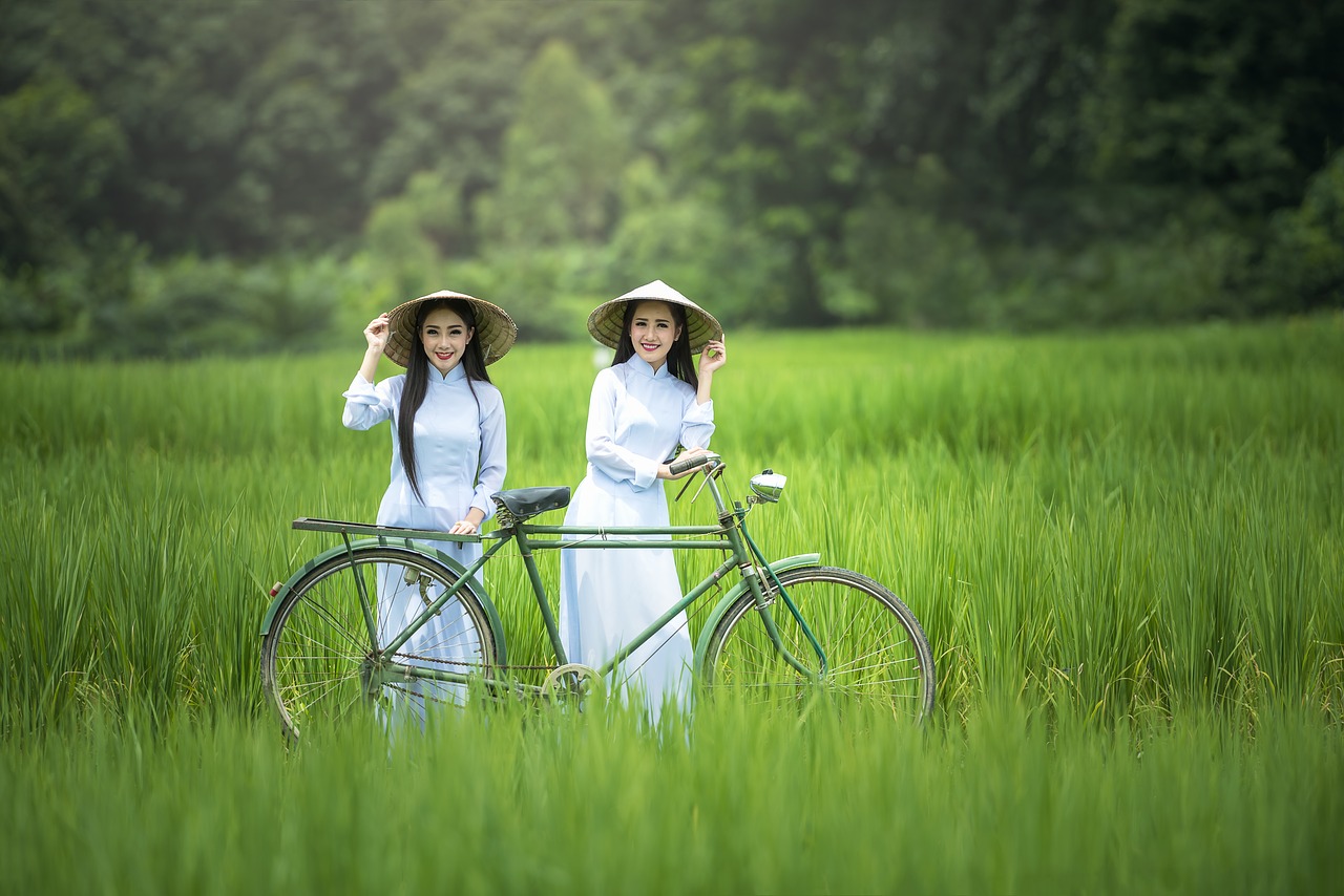 Image - bicycle woman green golf club hats