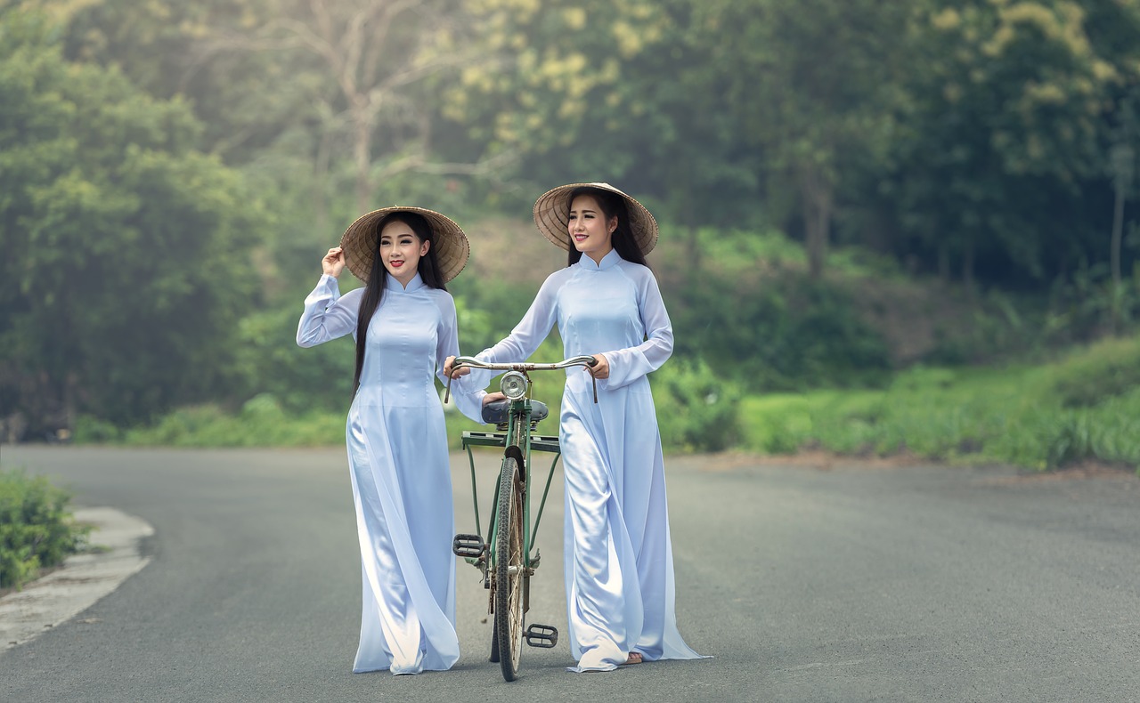 Image - bicycle woman green golf club hats