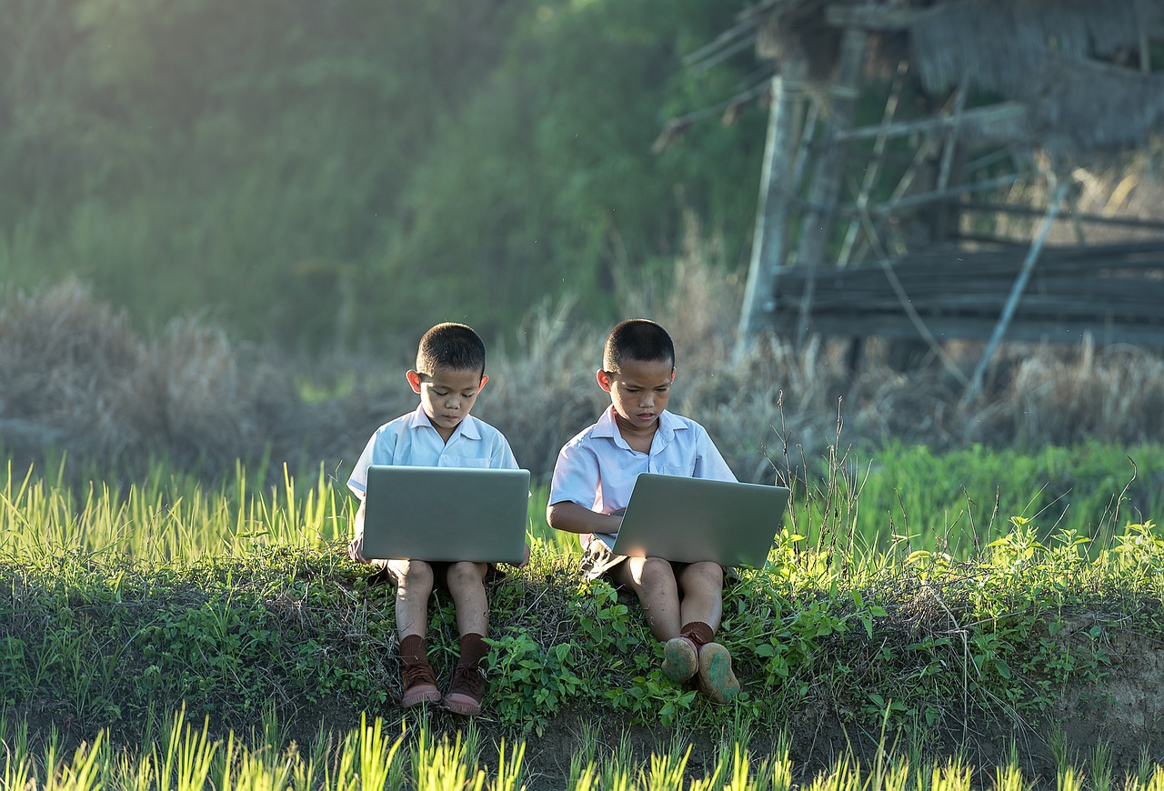 Image - children study of laptop vietnamese