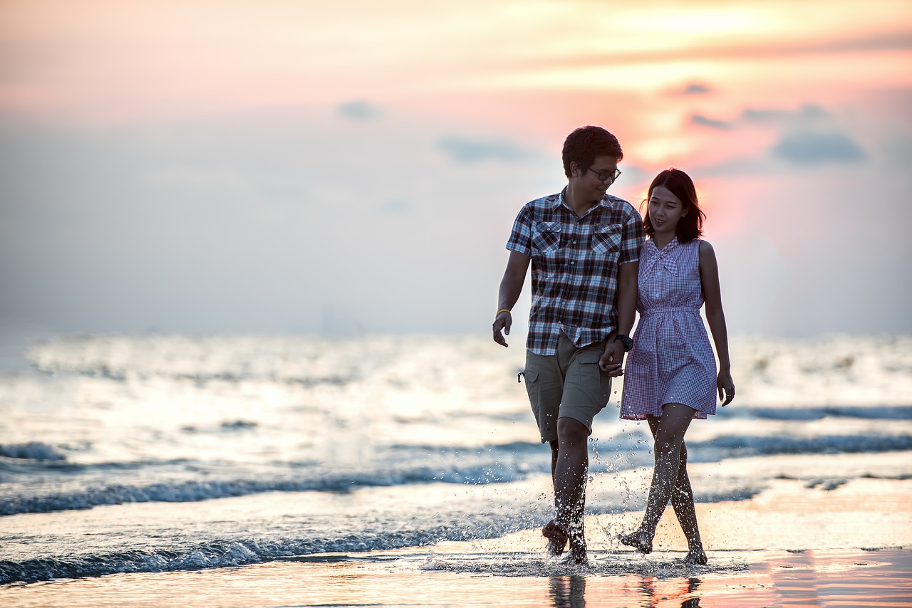 Image - romance pair sunset together beach