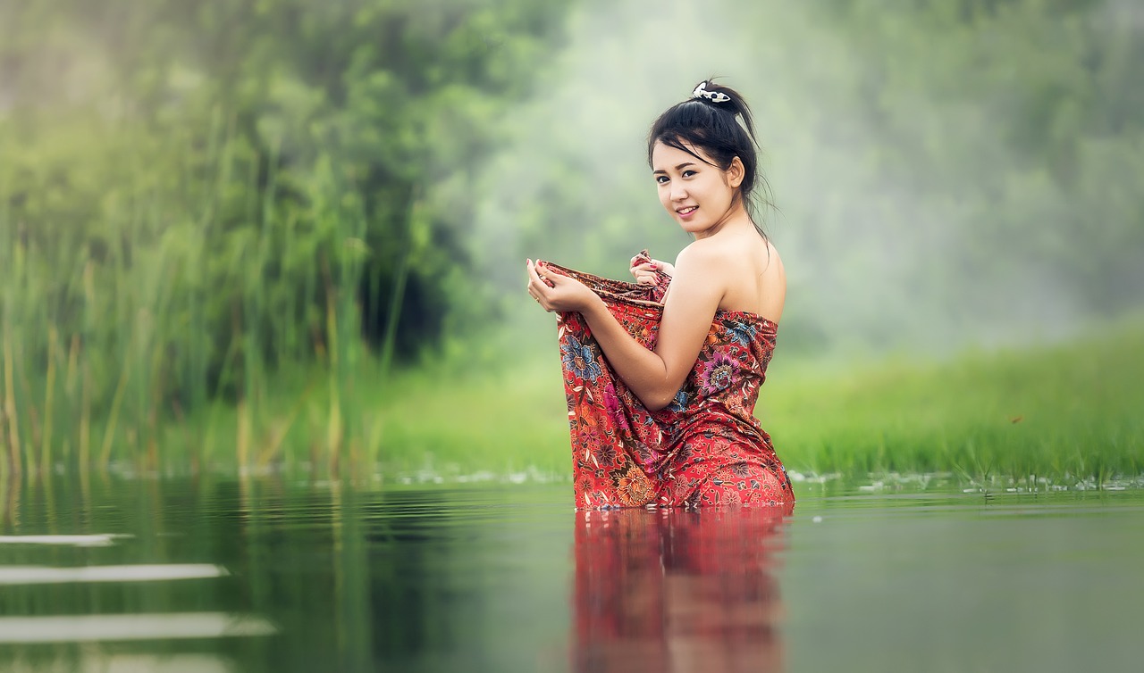 Image - bathtub bare young beauliful river