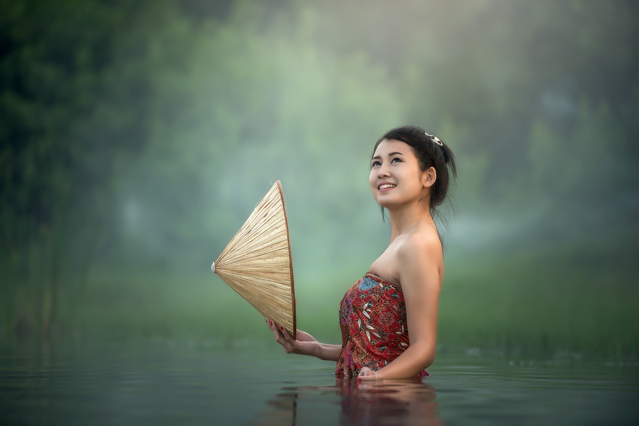 Image - bathtub bare young beauliful river