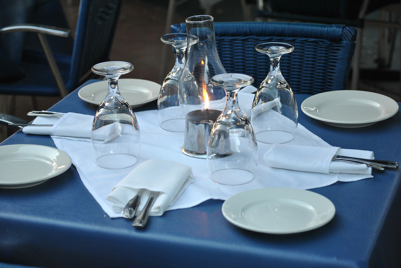 Image - restaurant table setting dinner