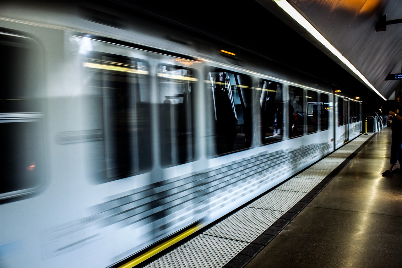 Image - train subway tunnel speed