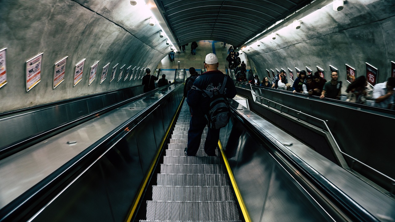 Image - commuter escalator motion people