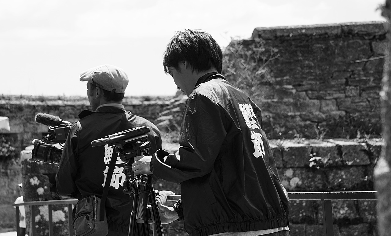 Image - cameraman reporters black and white