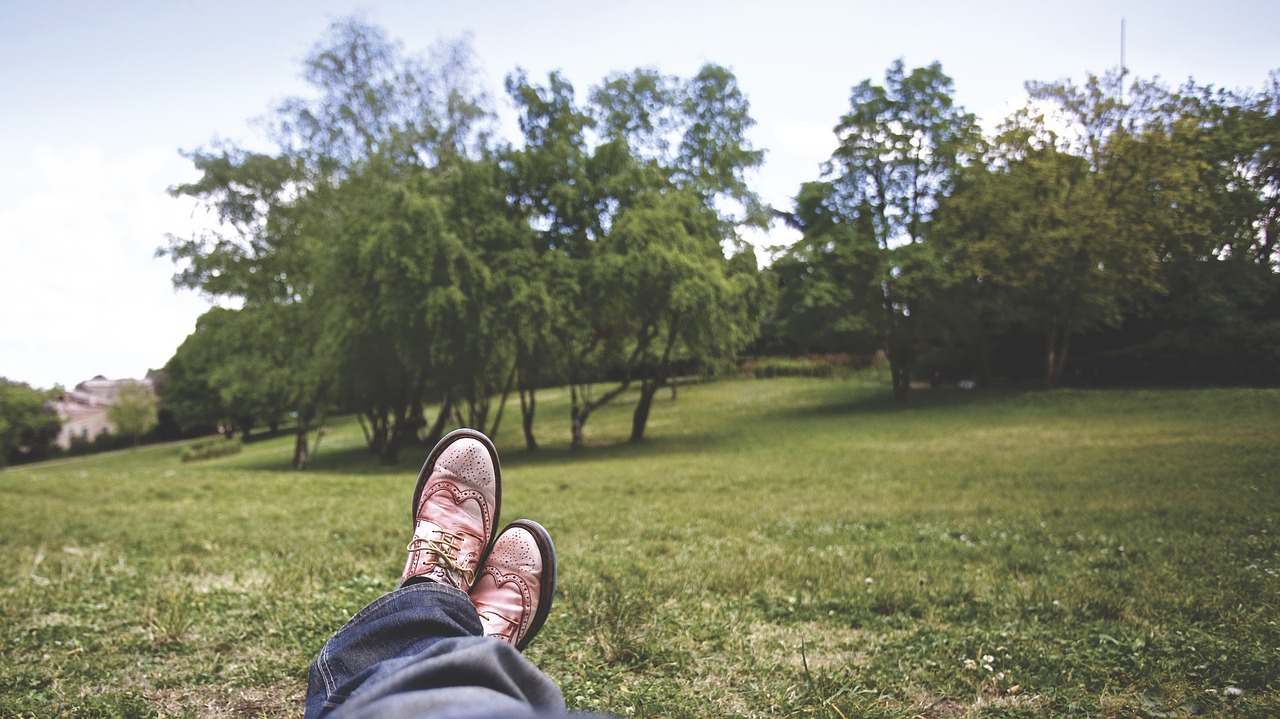 Image - city park feet grass green grass