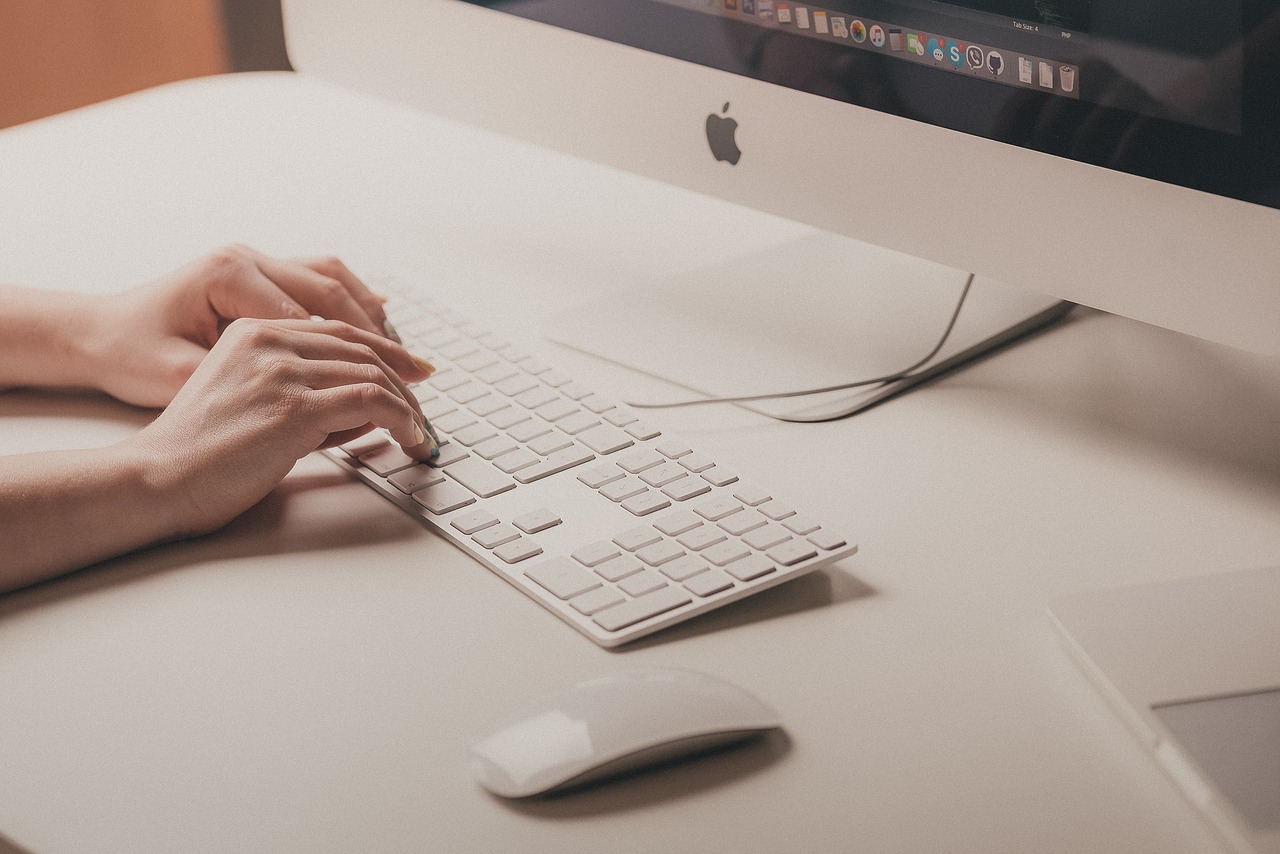 Image - apple computer hands keyboard
