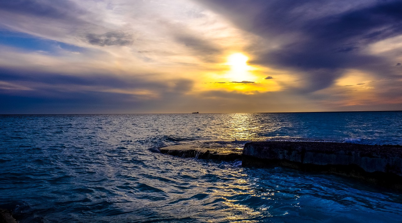 Image - cloudy clouds ray of sunshine sea