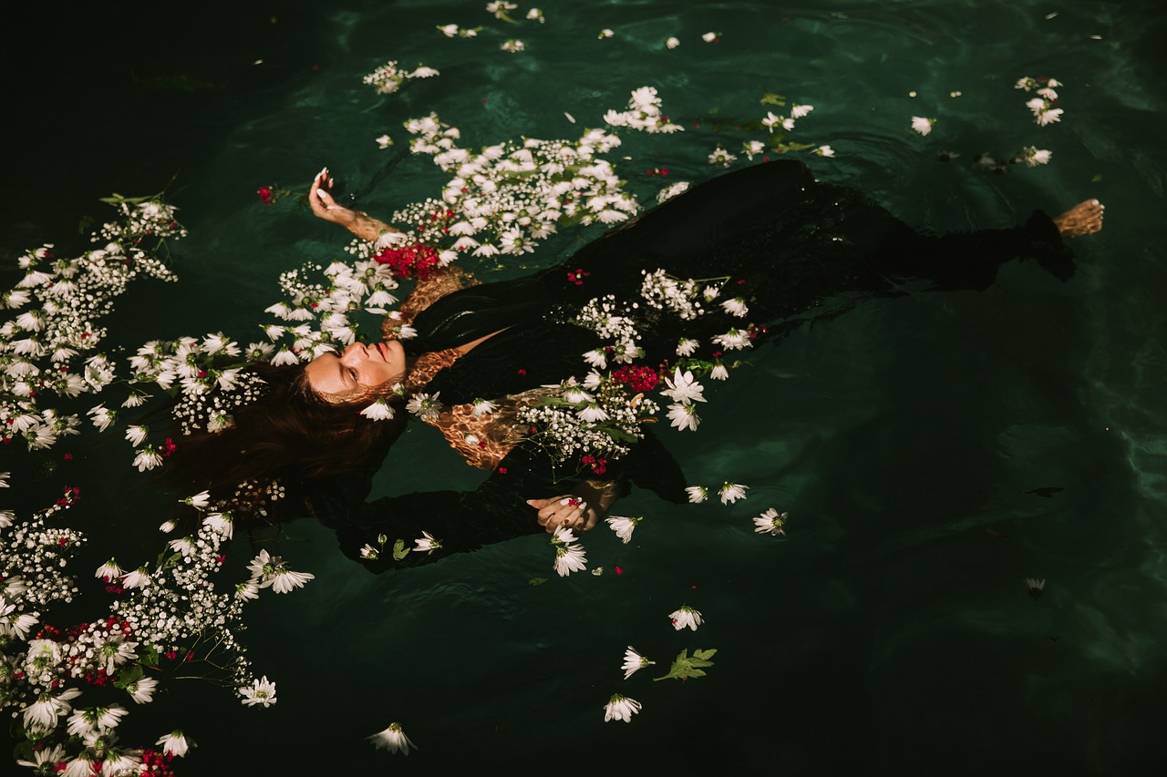 Image - floating flowers petals swimming