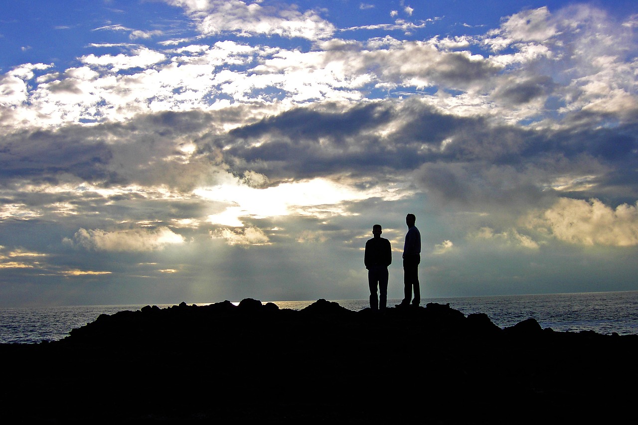 Image - clouds looking on ocean onlooker