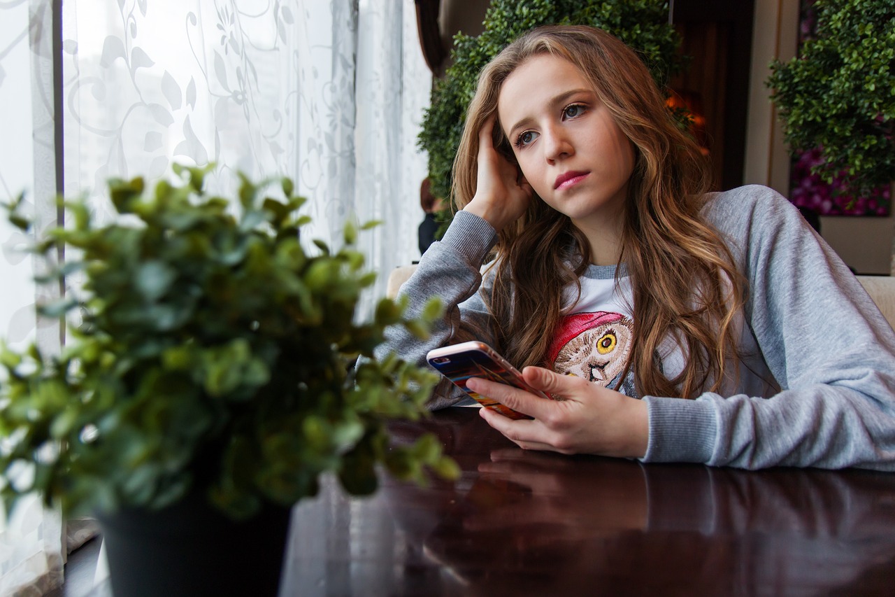 Image - girl teen café near the window