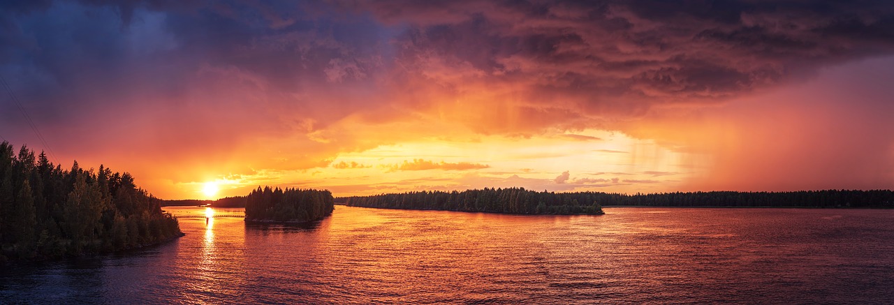 Image - backlit cloud formation dusk