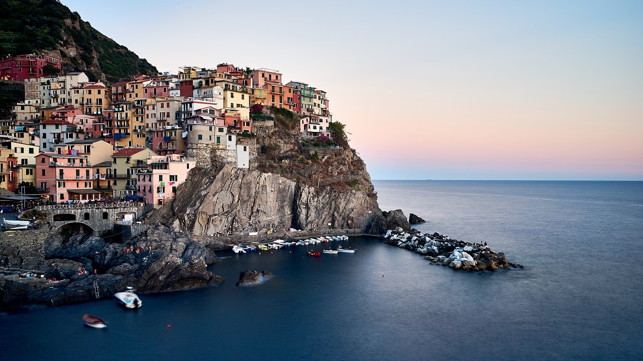 Image - beach boats city coast houses