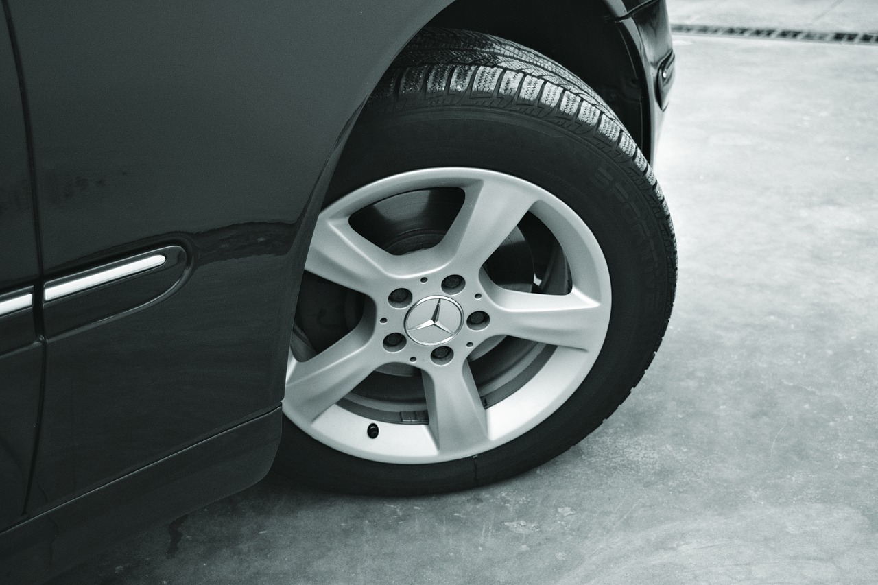Image - alloy rim asphalt automobile