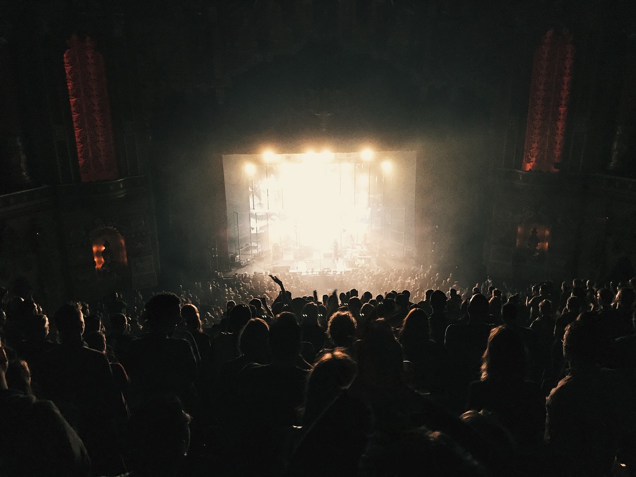 Image - audience backlit band battle