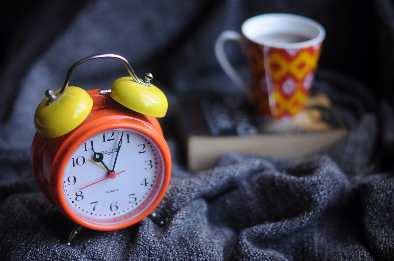 Image - alarm clock blur clock close up